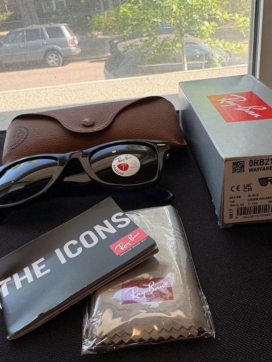 Ray-Ban Original Wayfarer polarized sunglasses (RB2140). Black frame/green lens main image 15